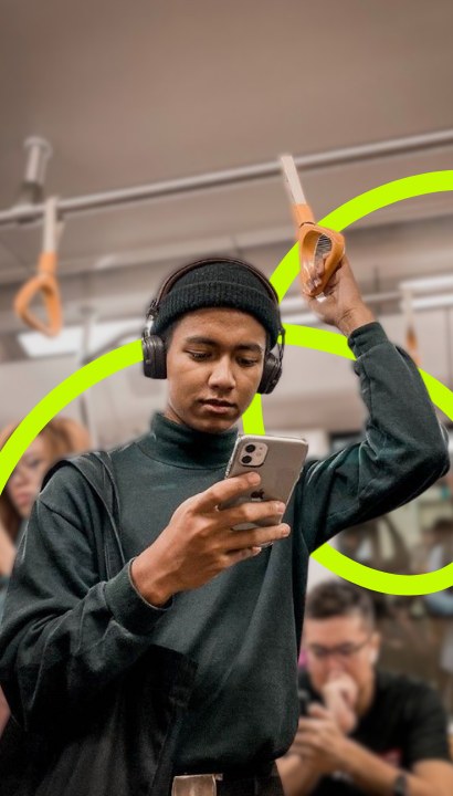 Estudiante escuchando música y revisando ProxiAlert en el transporte público