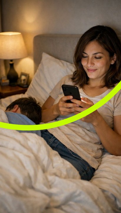 Madre revisando en su teléfono el trayecto de un familiar mientras un niño duerme