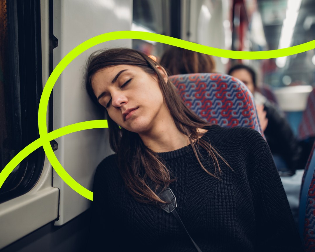 Mujer durmiendo tranquila en el transporte público confiando en la alerta de ProxiAlert